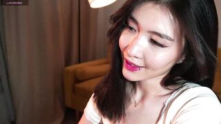 natsumitooo_ - baby girl dances in front of camera and chats sweetly with chat