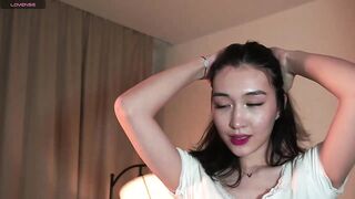 natsumitooo_ - baby girl dances in front of camera and chats sweetly with chat