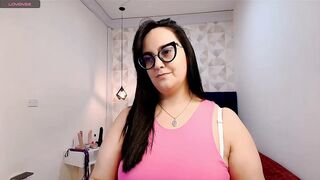 veronicabbw - Brunette with big tits in a T-shirt sweetly chats and teases in front of the camera in a T-shirt